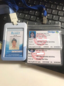 Phỏng vấn viên khảo sát thị trường và kiểm tra điểm bán